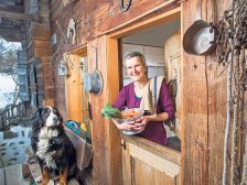 Erika Hänni auf dem Hof