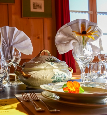 geschmorte Schweinsbäckli, hausgemachte Peterli-Spätzli