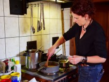 Lotti Bauman am Essen zubereiten