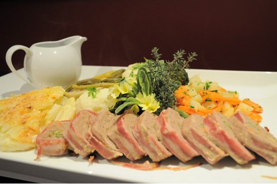 Hackbraten nach Grossmutterart mit hausgemachten Spätzli und Saisongemüse