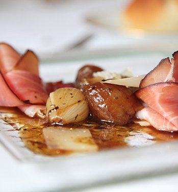 Barbaras Hackbraten mit Herdöpfelstock und Saisongemüse