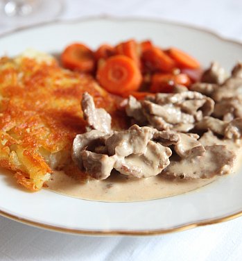 Kalbsgeschnetzeltes vom Forrenhof mit knuspriger Rösti und Saisongemüse